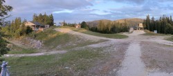Archiv Foto Webcam Les Tuffes - Blick auf Pisten 19:00