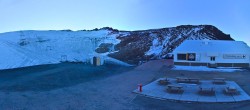 Archived image Webcam Les Deux Alpes (top station chairlift Glacier) 07:00