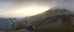 Archived image Webcam Glacier 3000: Top Station Cabane 05:00