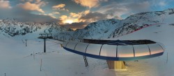 Archived image Webcam Sulden Ski Resort: Chair Lift Madritsch 05:00