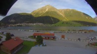 Archiv Foto Webcam Schöneben: Talstation der Bergbahn mit Blick auf Reschensee und Dorf Reschen 17:00