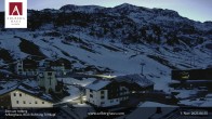 Archiv Foto Webcam Hotel Arlberghaus in Zürs mit Blick auf den Weltcuphang 05:00