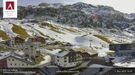 Archiv Foto Webcam Hotel Arlberghaus in Zürs mit Blick auf den Weltcuphang 09:00